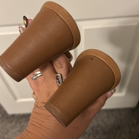 Manolo BLahnik tan size 37.5 great condition open toe mule w crock embossed - Picture 3 of 7